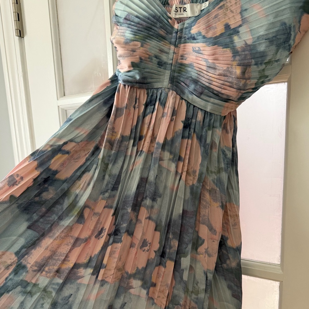 Astr Pleated Floral Midi Dress in Blue & Pink - Picture 4 of 6
